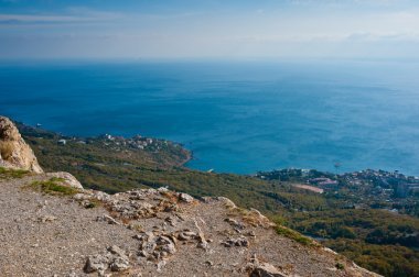 停泊在巖石圖片