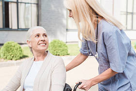 在轮椅上的护士和高级女人图片