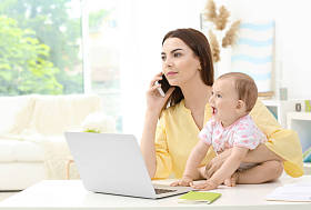 母亲抱着婴儿的图片