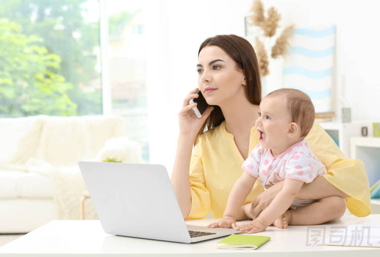 母親抱著嬰兒的圖片