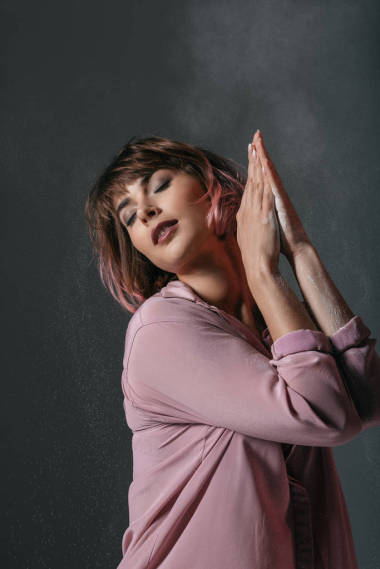 閉著眼睛溫柔的女孩