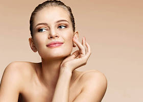 与自然化妆幸福迷人的女孩图片