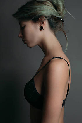 有吸引力的女孩在胸罩照片