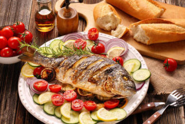 烤蔬菜上木制背景多拉達(dá)海岸