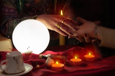 做看手相的财富出纳员女人图片