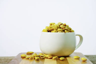 在一個(gè)干凈的白色背景上的白色玻璃扁豆豆