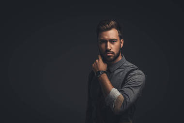 英俊的男人用手托住下巴圖片