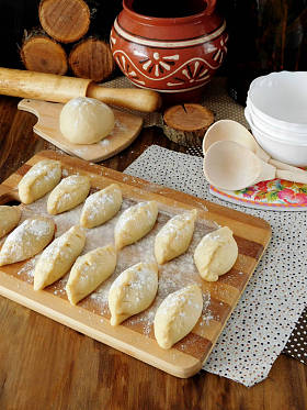 准备做饭的原始 vareniki