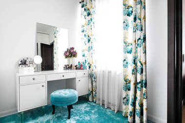 舒適和現(xiàn)代女性白色更衣室與極簡(jiǎn)主義的虛榮心表和鏡子