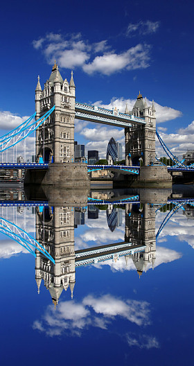 在伦敦，英国著名的伦敦塔桥图片