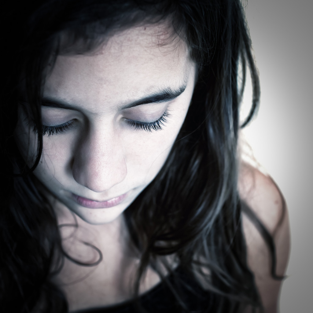 悲伤的西班牙裔女孩的肖像图片 悲伤的西班牙裔女孩的肖像图片