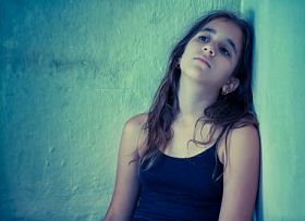 伤心的拉丁女孩的艺术肖像