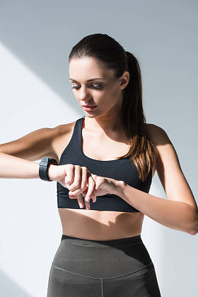 女运动员使用 smartwatch