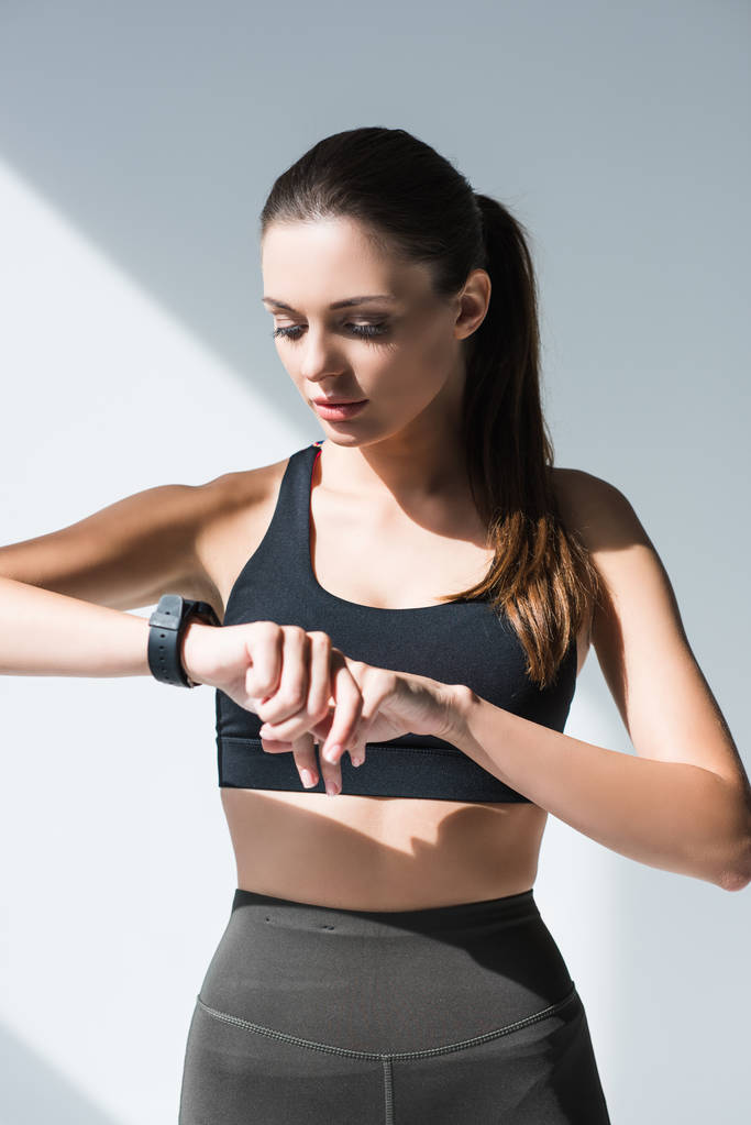 女运动员使用 smartwatch