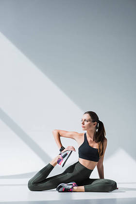 女运动员伸展双腿图片