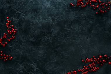 桌上有圣誕裝飾漿果