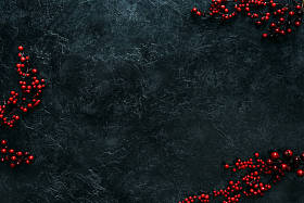 桌上有圣诞装饰浆果