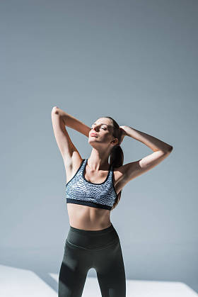 在运动服轻松的女人