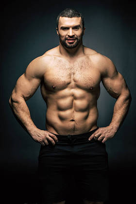 光着膀子嬉戏的人图片