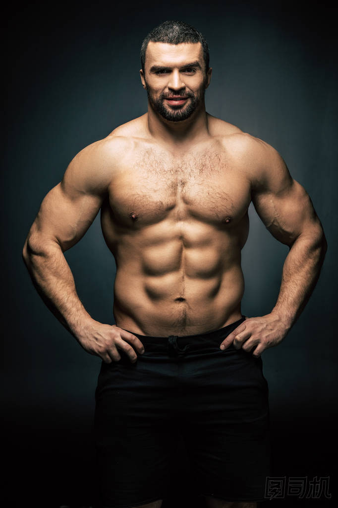 光著膀子嬉戲的人圖片