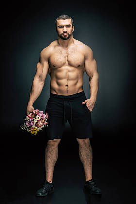 嬉戏人用束鲜花图片