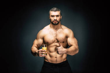 健壯的男人杯果汁圖片