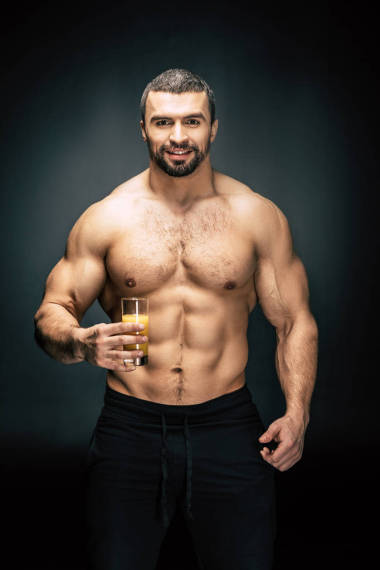 健壯的男人杯果