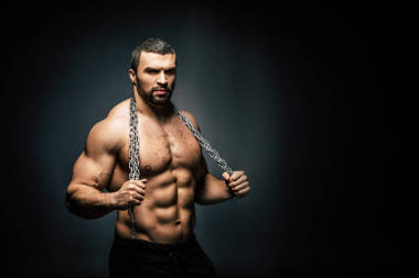 金屬鏈的男人圖片