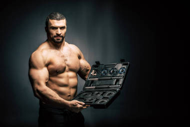 光着膀子的男人体育设备图片