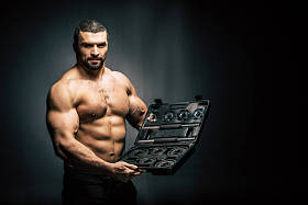 光着膀子的男人体育设备图片