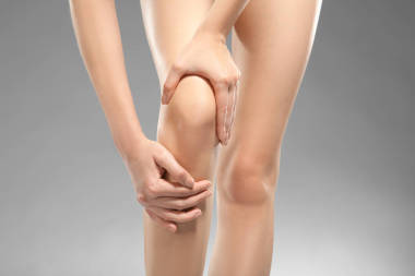 年輕女子患腿痛圖片