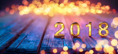 2018-快樂新的一年-焦的表和散景燈上的金色數(shù)字