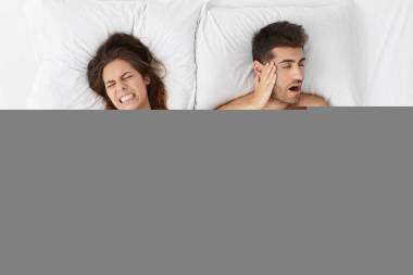 惱怒的女人痛苦的鬼臉