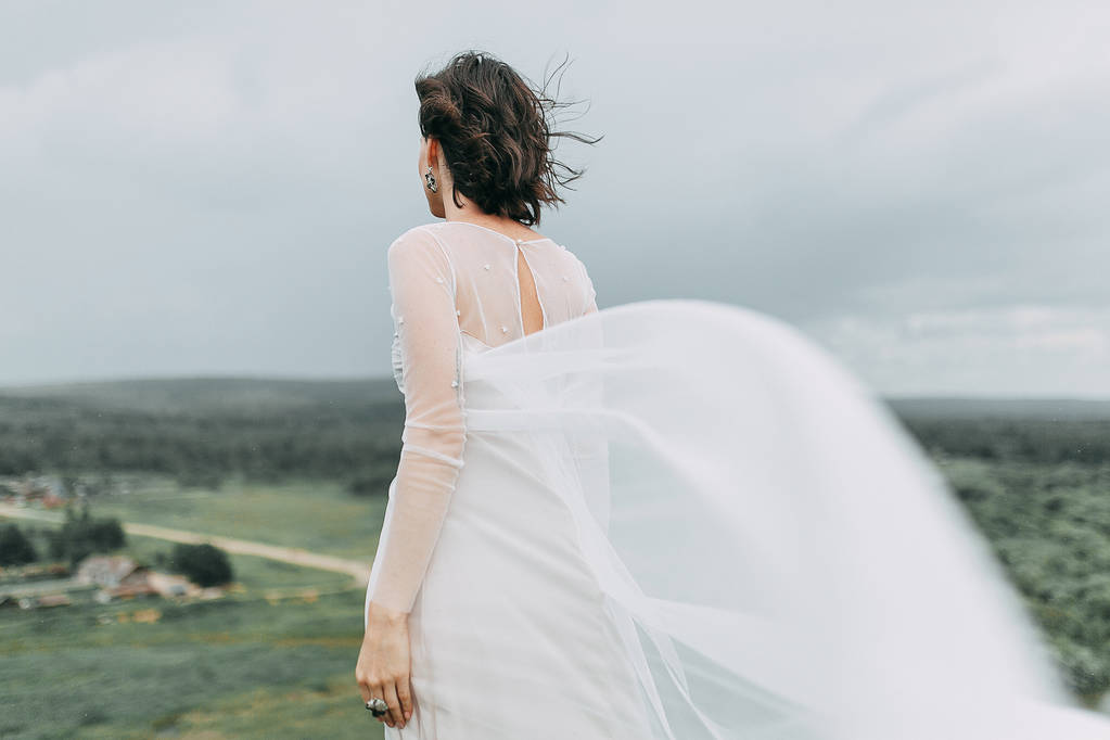 在山上的婚礼照片