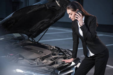女人看車(chē)的引擎蓋圖片
