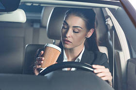 女人开车，喝咖啡图片