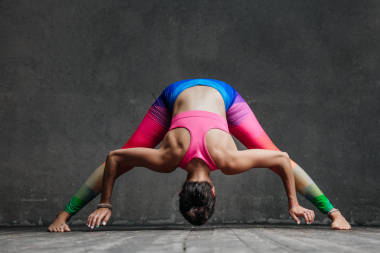 年輕的美麗瑜伽女性構(gòu)成在工作室