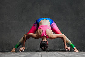 年轻的美丽瑜伽女性构成在工作室