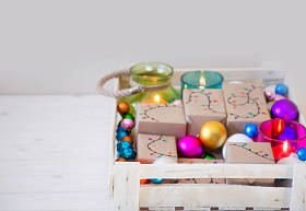 礼品盒与节日花环。圣诞装饰