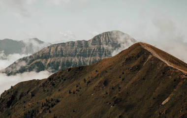 極簡主義景觀的山。在云端的山峰