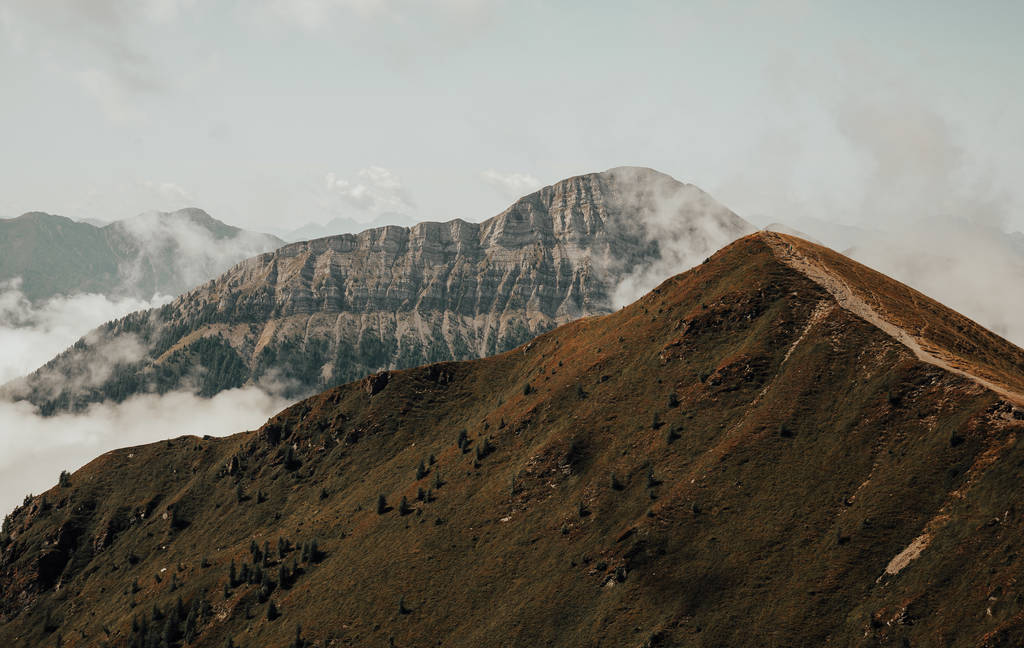 极简主义景观的山。在云端的山峰