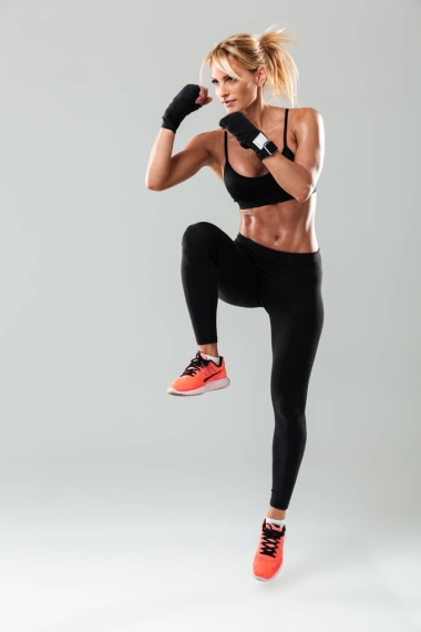 拳击强肌肉女运动员充分长的画像