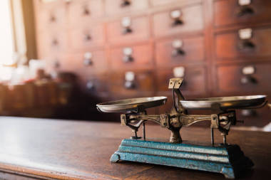 草藥鱗片藥草賣舊重量平衡在泰國印度中草藥店