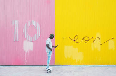 小男孩駕駛飛翔器或自平衡的滑板車