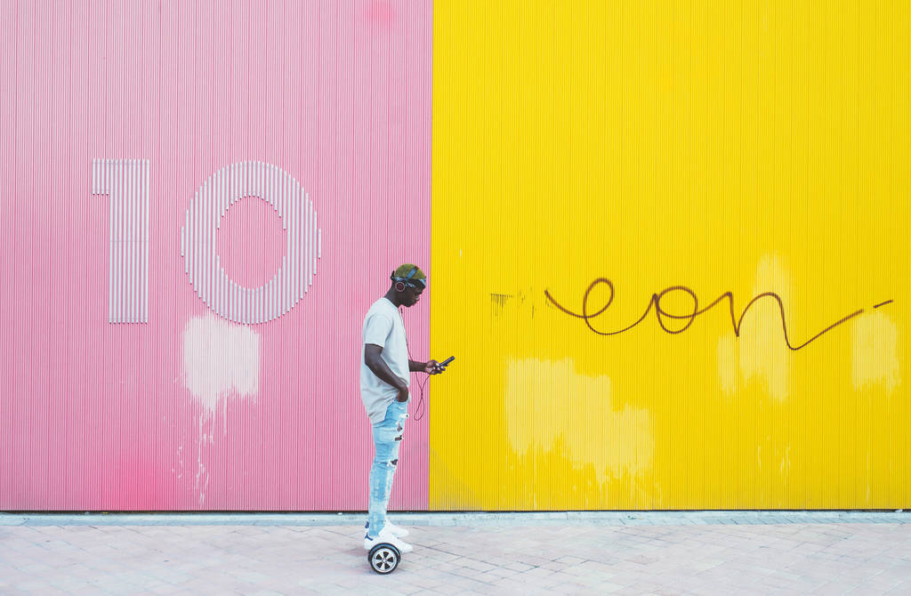 小男孩驾驶飞翔器或自平衡的滑板车