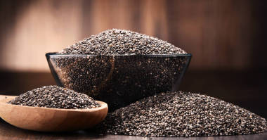 組成與罌粟種子木制的桌子上的碗