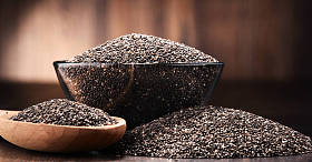 组成与罂粟种子木制的桌子上的碗