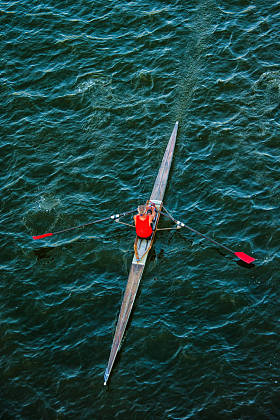 在帆船赛大学划船图片