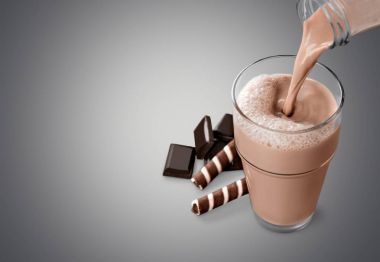 玻璃杯中的美味巧克力奶昔圖片