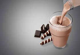 玻璃杯中的美味巧克力奶昔图片